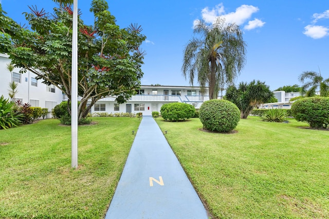 view of front facade featuring a front lawn