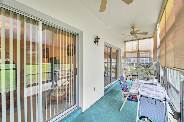 sunroom with ceiling fan