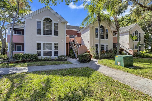 view of front of house featuring a front lawn