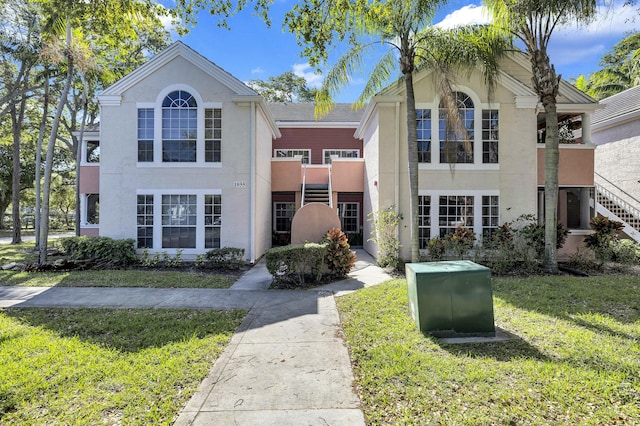 view of front of property featuring a front lawn