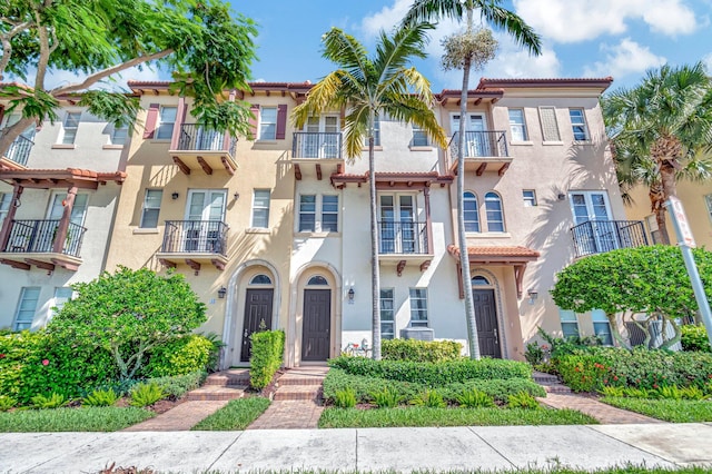 view of front of property featuring a balcony