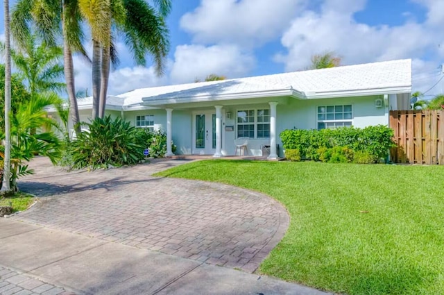 single story home with a front lawn