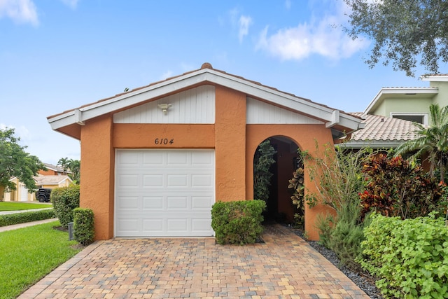 view of front of house featuring a front lawn and a garage