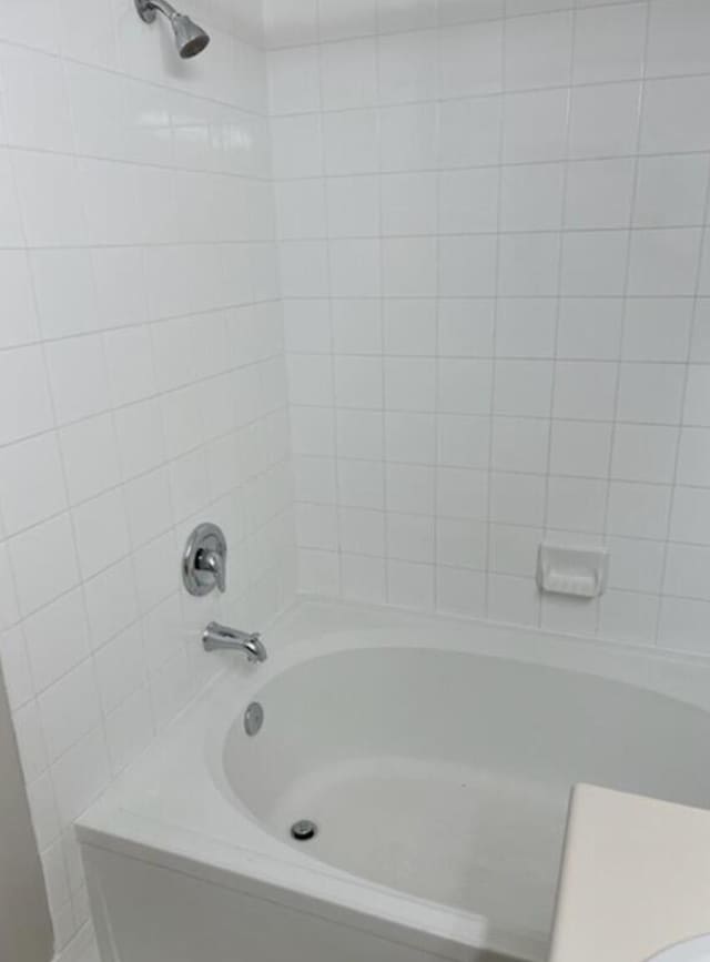 bathroom with tiled shower / bath combo