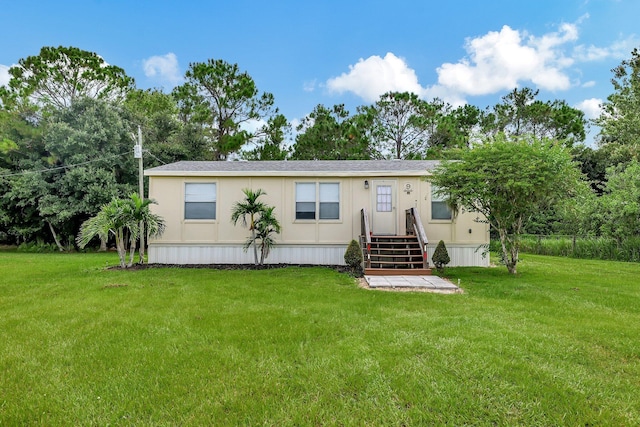 view of front of property featuring a front lawn