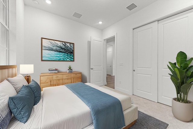 bedroom featuring carpet floors and a closet