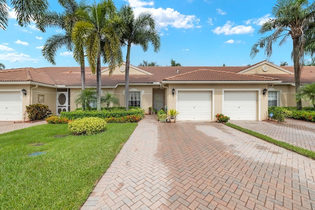 view of front facade with a garage and a front yard