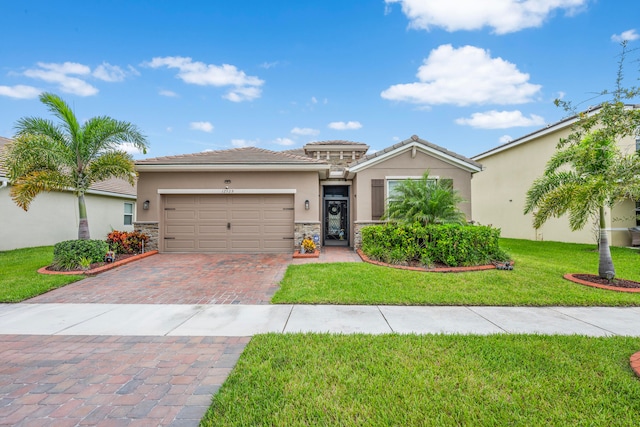 view of front of home featuring a front yard and a garage