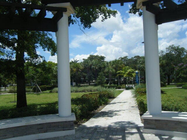 view of property's community featuring a yard