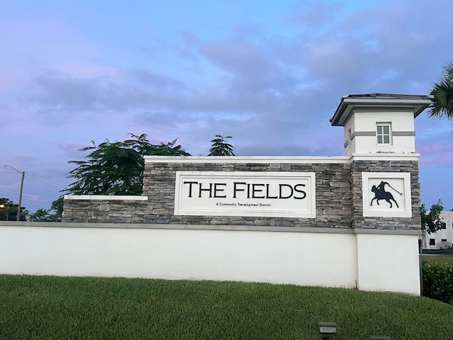 community sign with a lawn