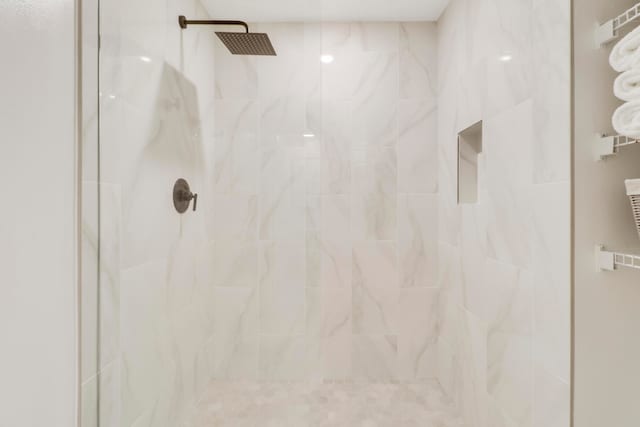 bathroom featuring tiled shower