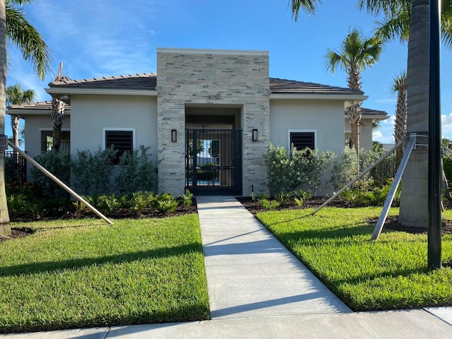 view of front of house featuring a front yard