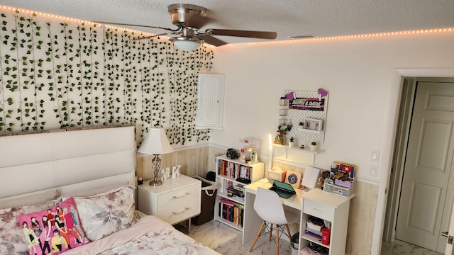 bedroom featuring ceiling fan and a textured ceiling