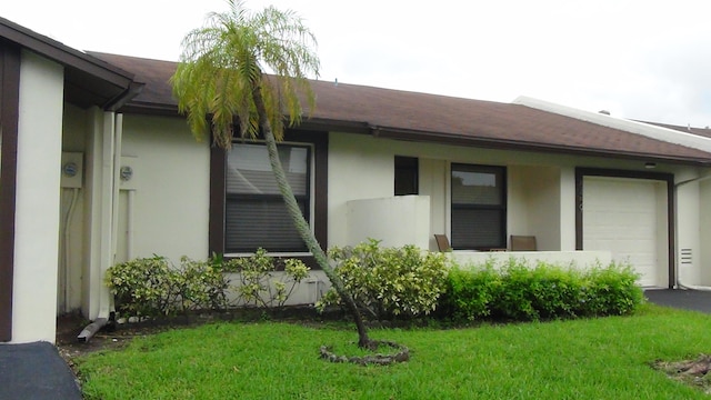 view of front of home featuring a garage and a front yard