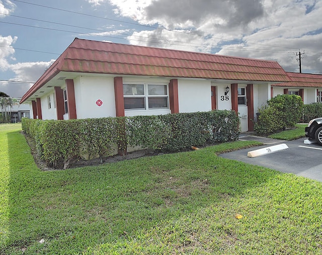 ranch-style house with a front yard