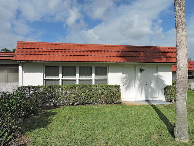 back of house featuring a lawn