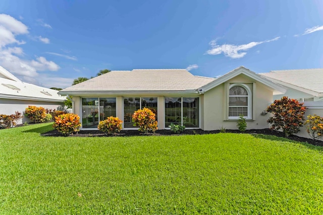 view of front of house featuring a front lawn