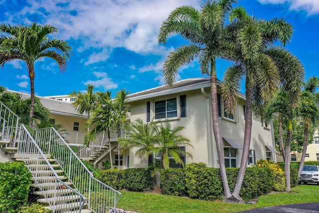 view of front facade featuring a front yard