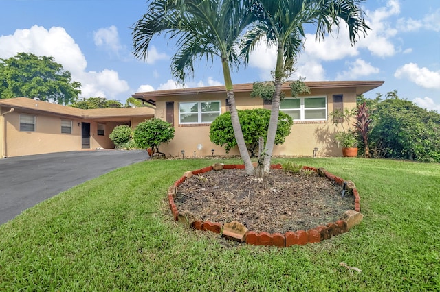 view of front of house featuring a front lawn