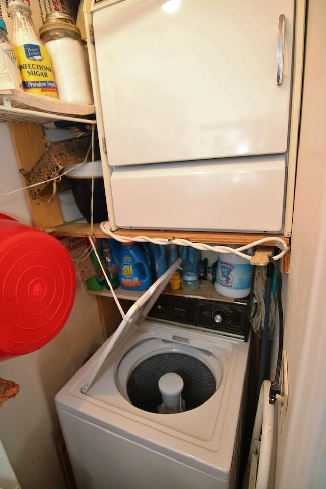 washroom with washer / clothes dryer