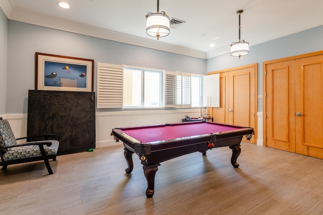 recreation room with visible vents, light wood-style flooring, ornamental molding, pool table, and recessed lighting