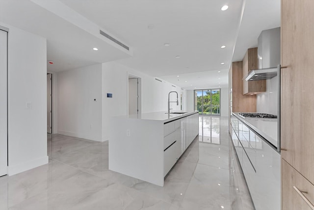 485 E Royal Palm Rd Unit 204, Boca Raton, FL 33432 - kitchen featuring modern cabinets, a sink, a large island with sink, light marble finish floors, and recessed lighting