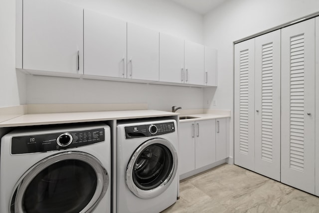 washroom featuring cabinets and washing machine and clothes dryer