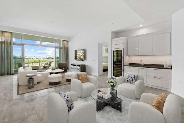 living room featuring recessed lighting, wet bar, wine cooler, and baseboards