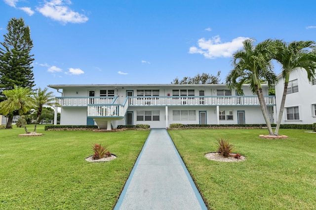 view of front of house featuring a front lawn