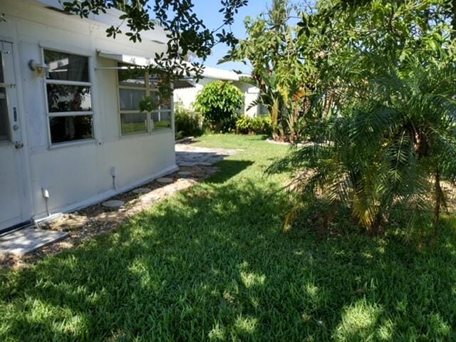814 W Ocean Dr, Boynton Beach, FL 33426 - view of green lawn