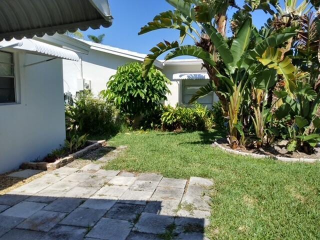 814 W Ocean Dr, Boynton Beach, FL 33426 - view of grassy yard with a patio