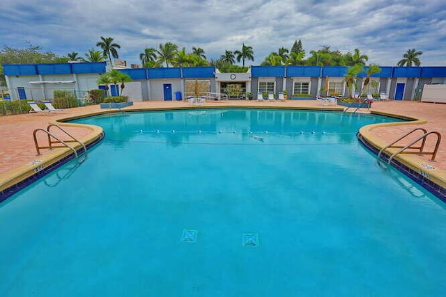 view of swimming pool