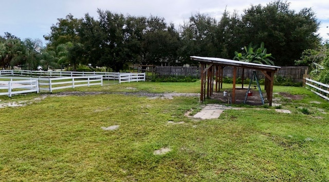 view of yard with an outbuilding