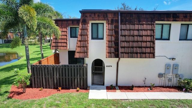 view of front of property with a front yard