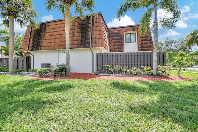 view of front of property featuring a front lawn