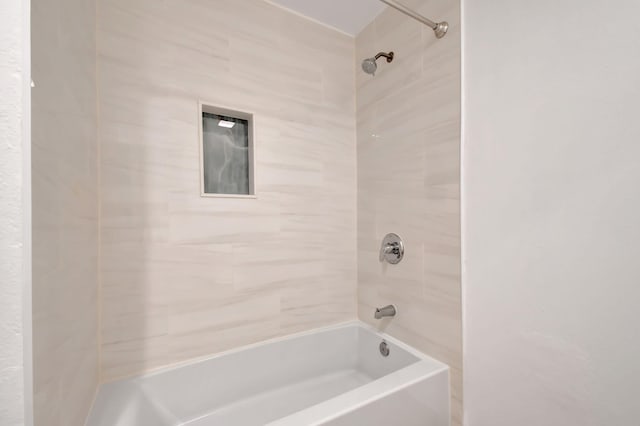 bathroom featuring tiled shower / bath combo