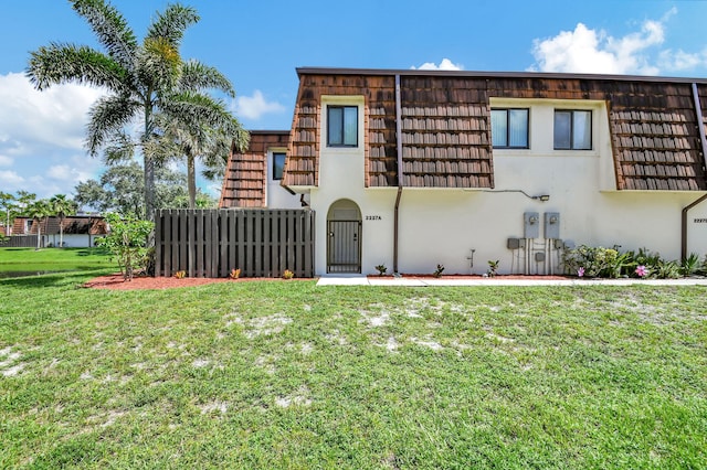 view of front of home featuring a front yard