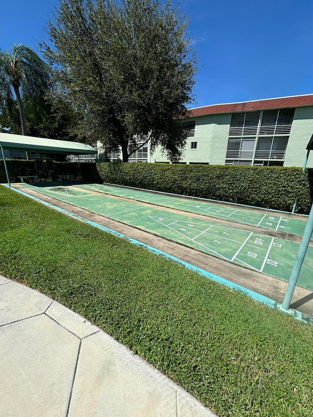 view of property's community featuring a lawn