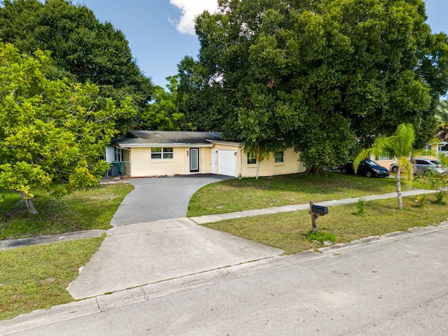 view of front of property featuring a front lawn