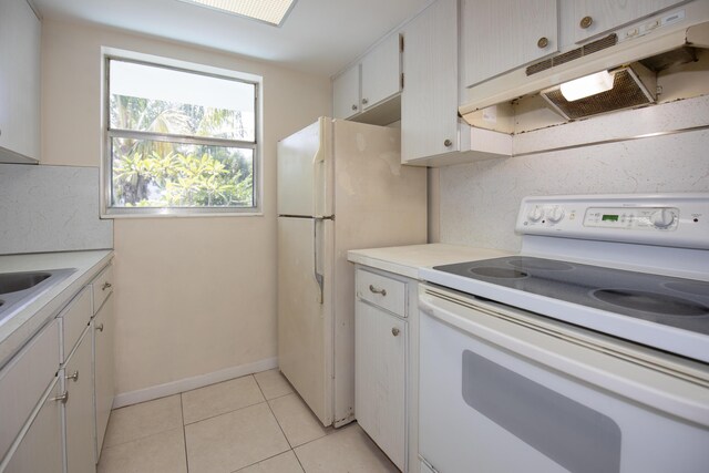 empty room featuring light tile patterned flooring and ceiling fan