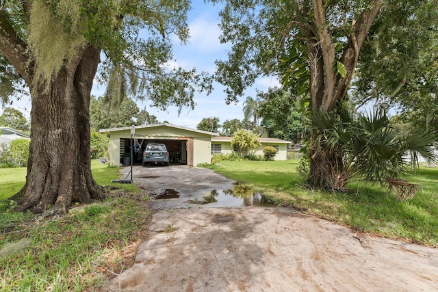 view of front of home featuring a carport and a front lawn