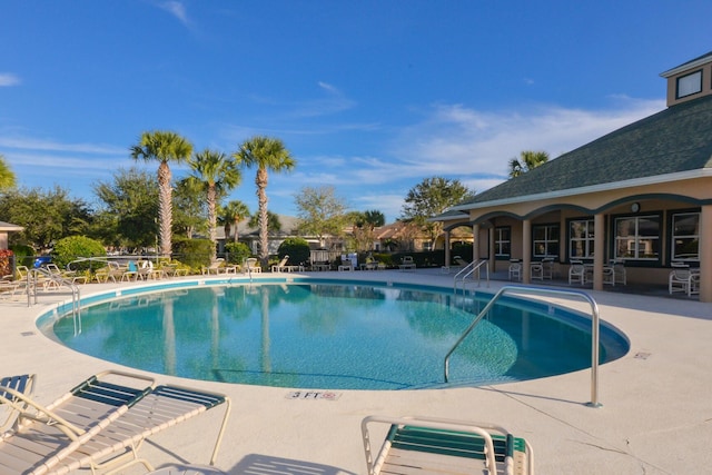 1840 S Dovetail Dr, Fort Pierce, FL 34982 - community pool with a patio and fence