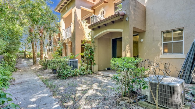 property entrance featuring cooling unit and a balcony