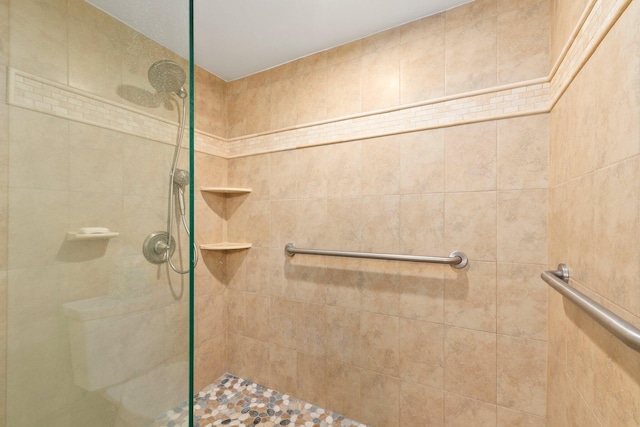 bathroom featuring a tile shower