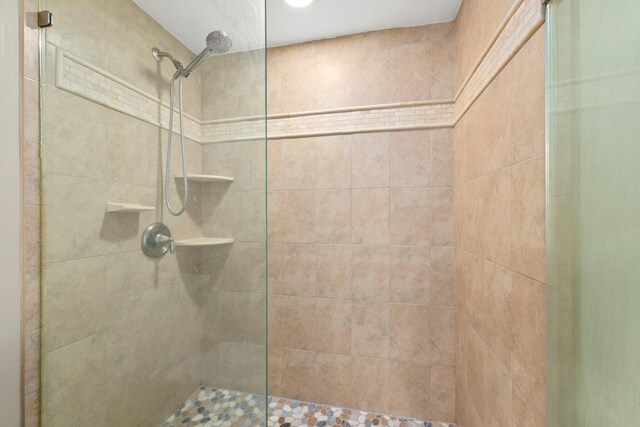 bathroom featuring tiled shower