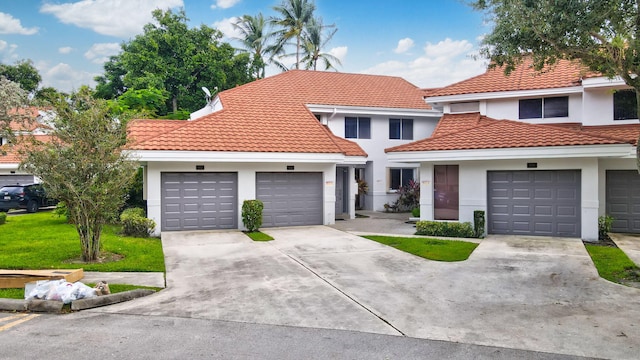 view of front of property featuring a front yard