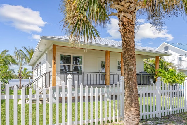 bungalow-style home with a front lawn and covered porch