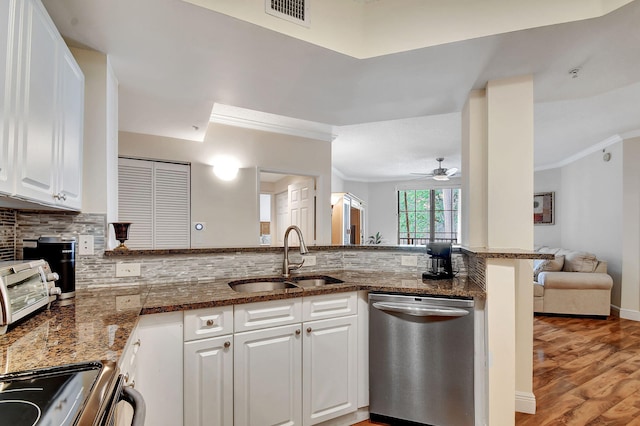630 S Sapodilla Ave Unit 216, West Palm Beach, FL 33401 - kitchen with stainless steel appliances, a sink, crown molding, backsplash, and a peninsula
