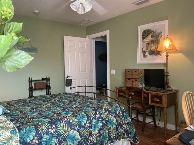 bedroom featuring a textured ceiling, hardwood / wood-style flooring, and ceiling fan