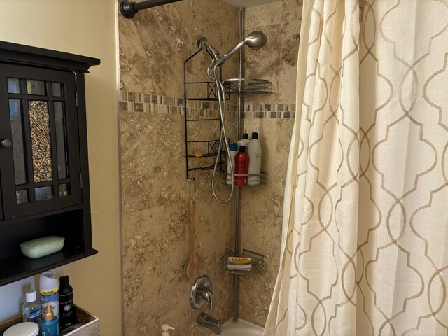 bathroom featuring shower / bath combo